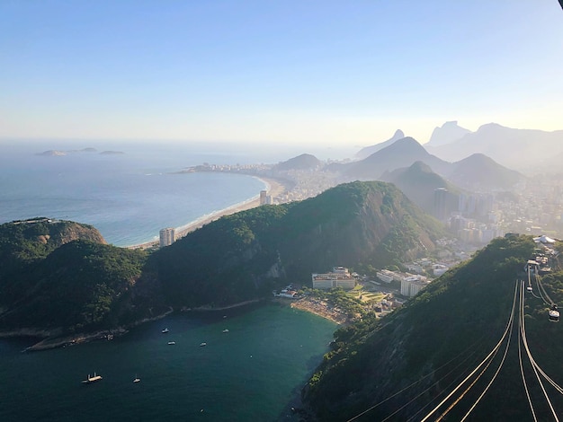 Foto vista ad alto angolo della città sul lungomare