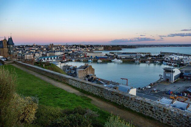 Foto vista ad alto angolo della città sul lungomare