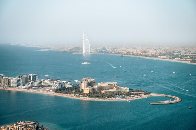 Foto vista ad alto angolo della città sul lungomare