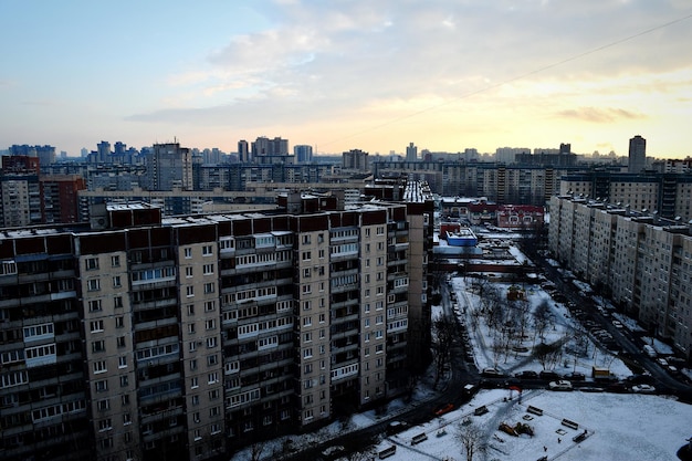 Foto vista ad alto angolo della città in stagione invernale