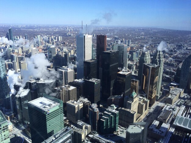 明るい空を背景にした都市風景の高角度の景色