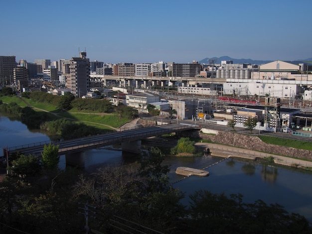 明るい空に照らされた都市風景の高角度の景色