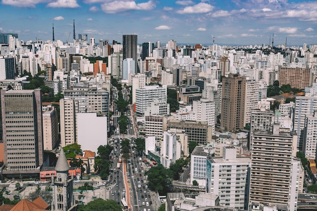雲の空を背景にした都市風景の高角度の景色