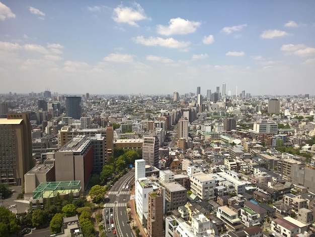 空に照らされた都市景色の高角度の景色