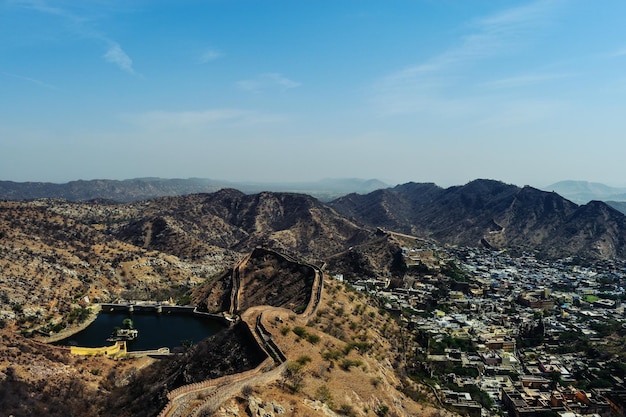 天空を背景に山が描いた都市風景の高角度の景色