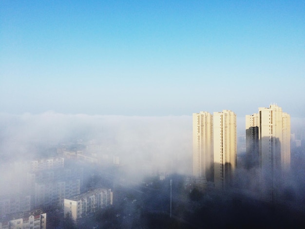 霧の天候での都市風景の高角度の景色