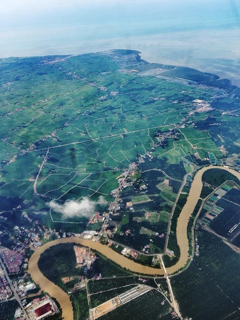 Foto vista ad alto angolo del paesaggio cittadino vista attraverso la finestra dell'aereo