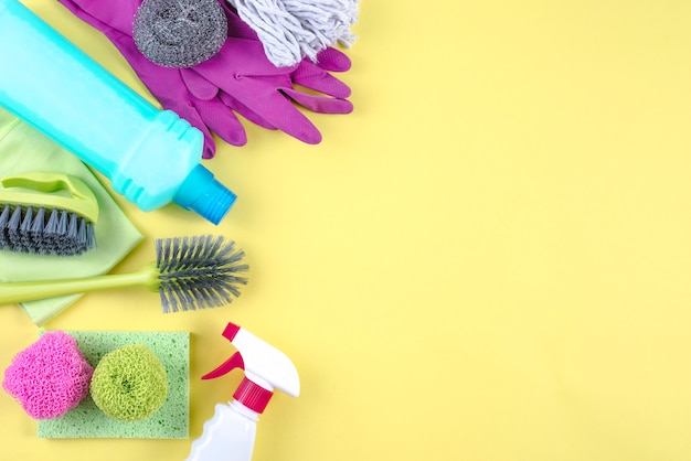 Photo high angle view of cleaning products on yellow background