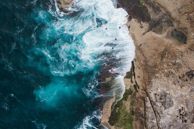 Photo high angle view of cliff by sea