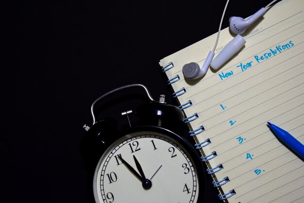 Photo high angle view of clock on table against black background