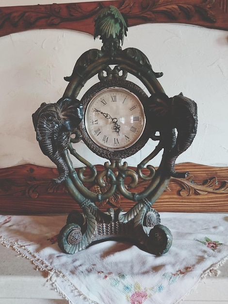 Photo high angle view of clock on table at home