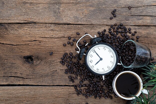 Foto vista ad alto angolo dell'orologio sul tavolo