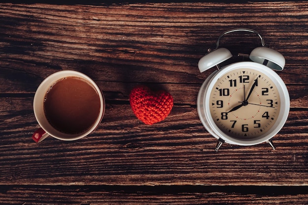 Foto vista ad alto angolo dell'orologio sul tavolo