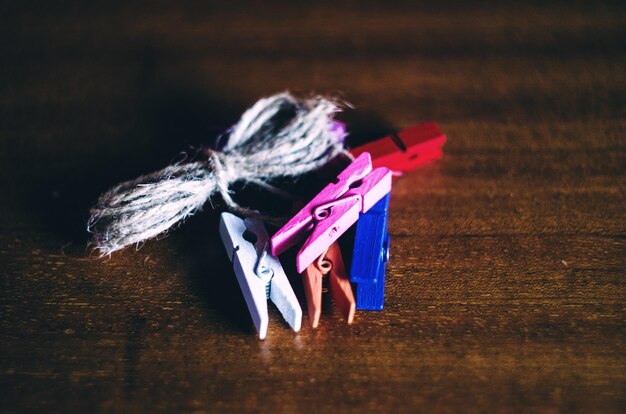 Photo high angle view of clothespins and threads on table