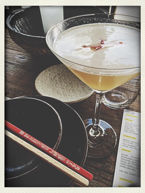 Foto vista ad alta angolazione di un cocktail in un bicchiere di martini in un ristorante