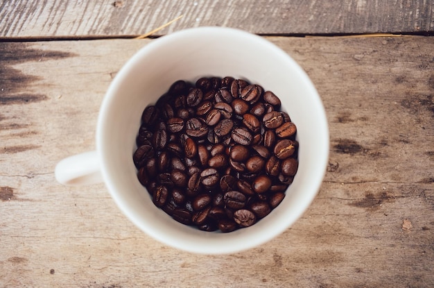 Photo high angle view of coffee beans in bowl on table