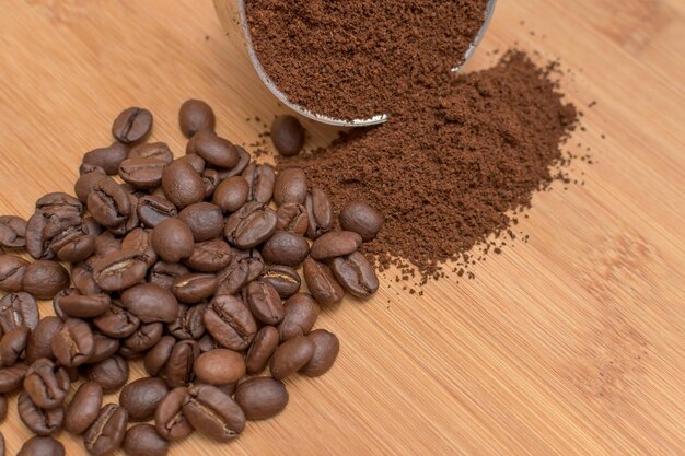 Photo high angle view of coffee beans and coffee on table