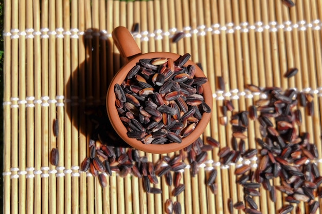 Photo high angle view of coffee beans on table