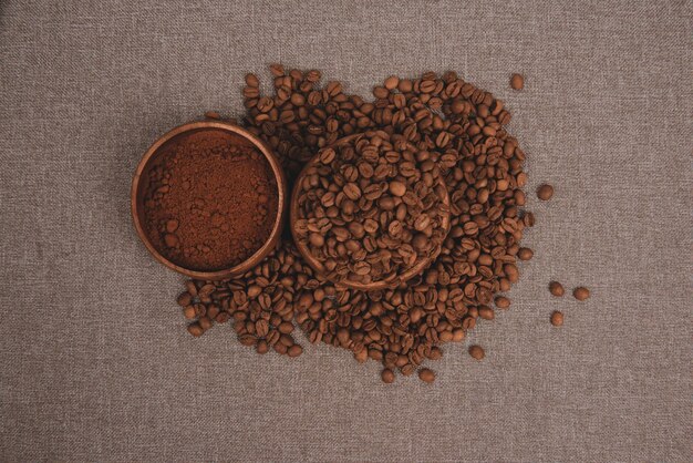 テーブルの上のコーヒー豆の高角度のビュー