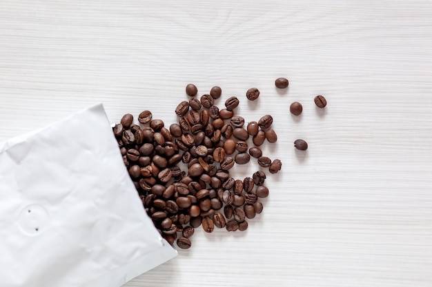 Foto vista ad alta angolazione dei chicchi di caffè sul tavolo