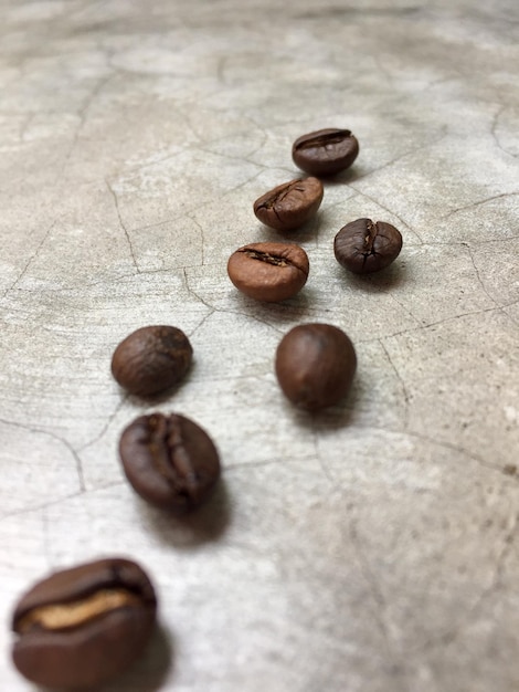 Foto una vista ad alta angolazione dei chicchi di caffè sul tavolo