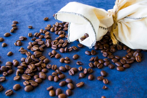 Foto vista ad alta angolazione dei chicchi di caffè sul tavolo