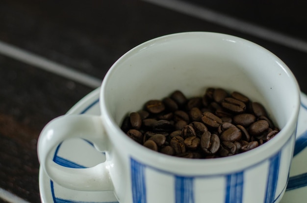 Foto vista ad alta angolazione dei chicchi di caffè sul tavolo