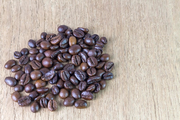 Foto vista ad alta angolazione dei chicchi di caffè sul tavolo