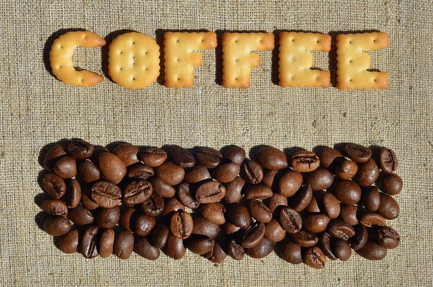 Foto vista ad alta angolazione dei chicchi di caffè sul tavolo