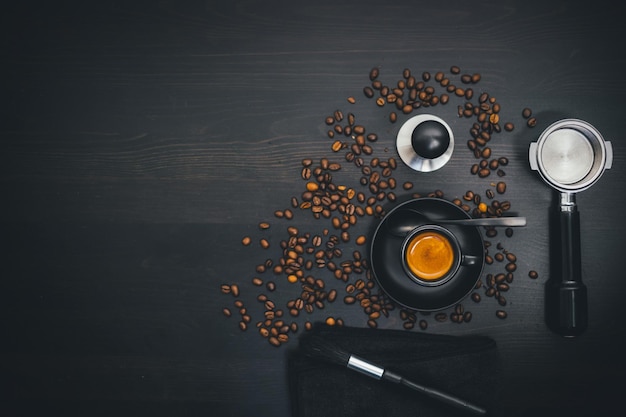 テーブルの上のコーヒー豆の高角度のビュー