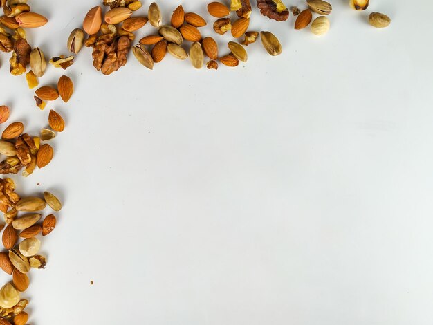 Foto vista ad alto angolo di chicchi di caffè su sfondo bianco