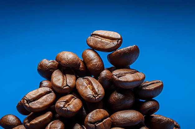 색 배경 에 있는 커피 콩 의 높은 각도 시각
