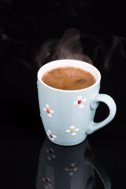 Photo high angle view of coffee cup against black background