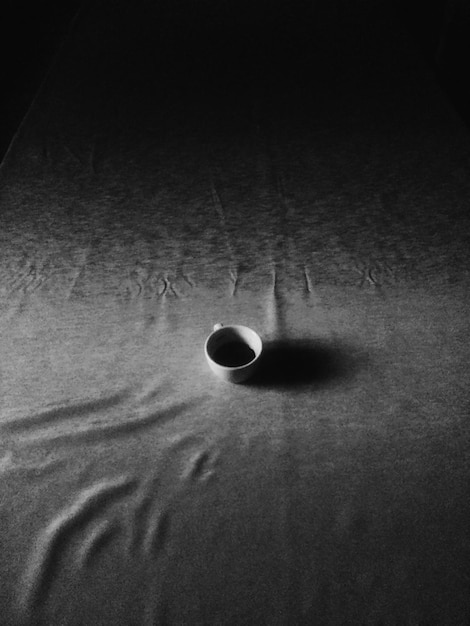 Foto vista ad alto angolo della tazza di caffè sul letto