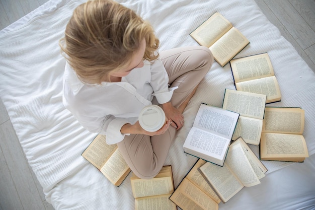 Высокоугольный вид чашки с кофе на книге