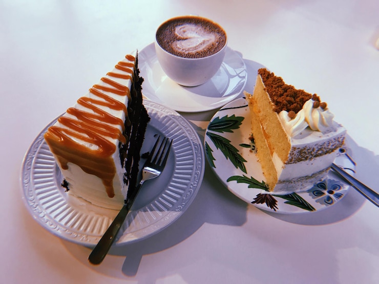 Photo high angle view of coffee cup and desserts on table