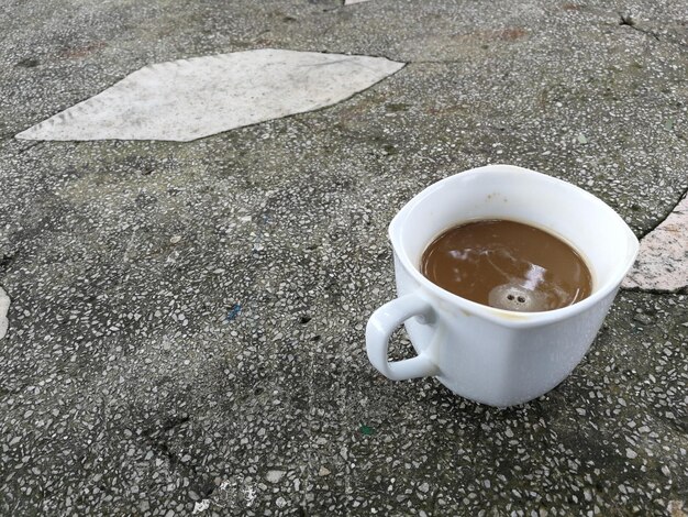 Photo high angle view of coffee cup on road