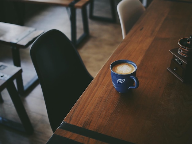 カフェのテーブル上のコーヒーカップの高角度のビュー