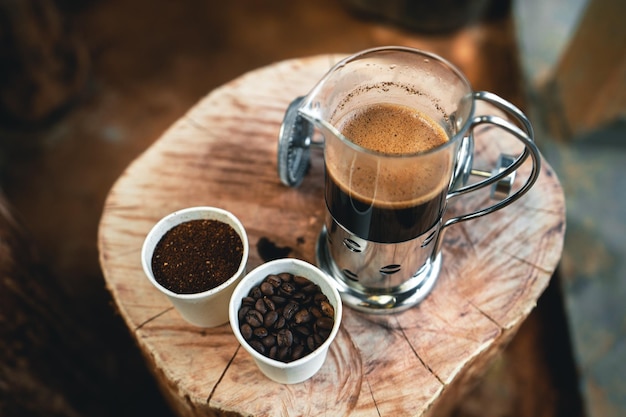 テーブルの上のコーヒーカップの高角度ビュー
