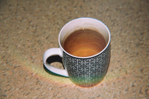 Foto vista ad alto angolo della tazza di caffè sul tavolo