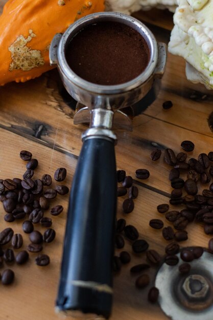 Foto vista ad alto angolo della tazza di caffè sul tavolo