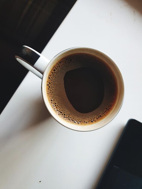 Foto vista ad alto angolo della tazza di caffè sul tavolo