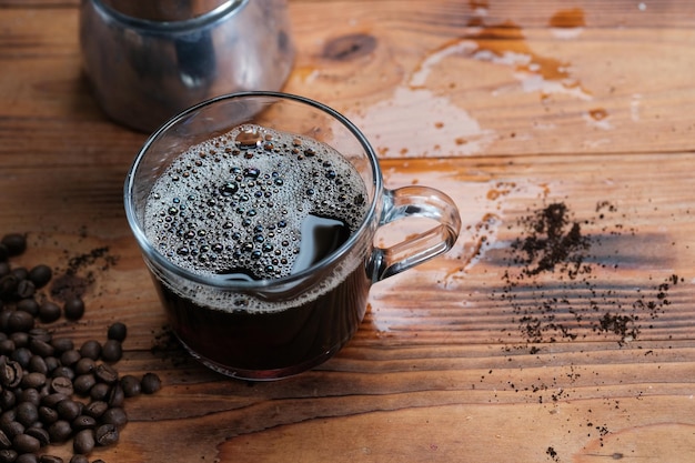 Foto vista ad alto angolo della tazza di caffè sul tavolo