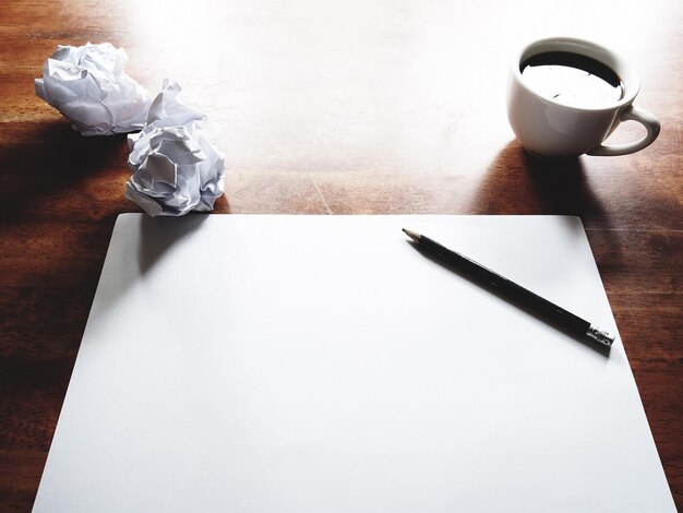 Photo high angle view of coffee cup on table