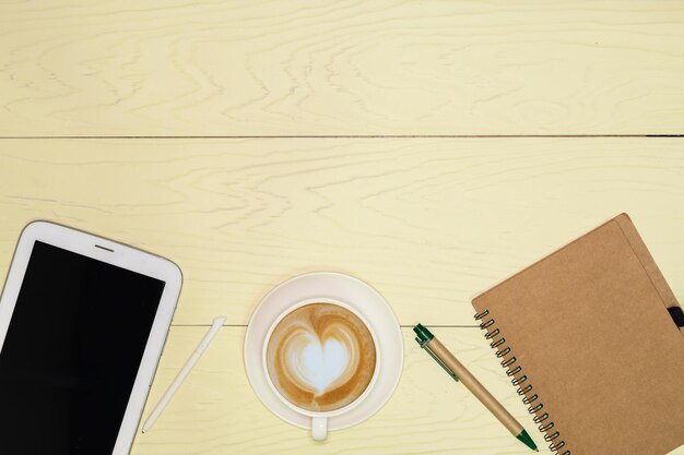 Photo high angle view of coffee cup on table