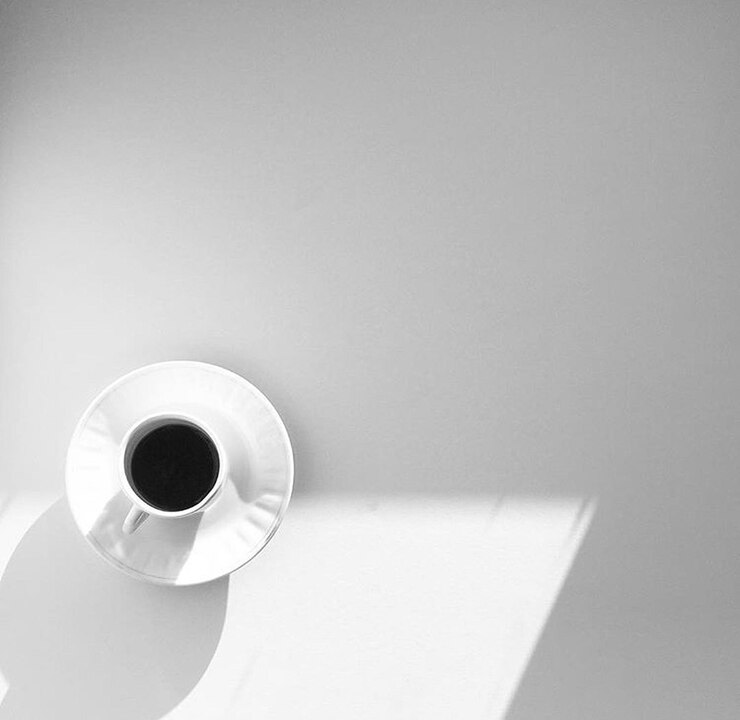 Photo テーブル上のコーヒーカップの高角度のビュー