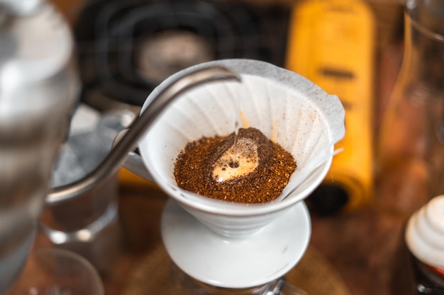 Foto vista ad alto angolo del caffè in tazza sul tavolo