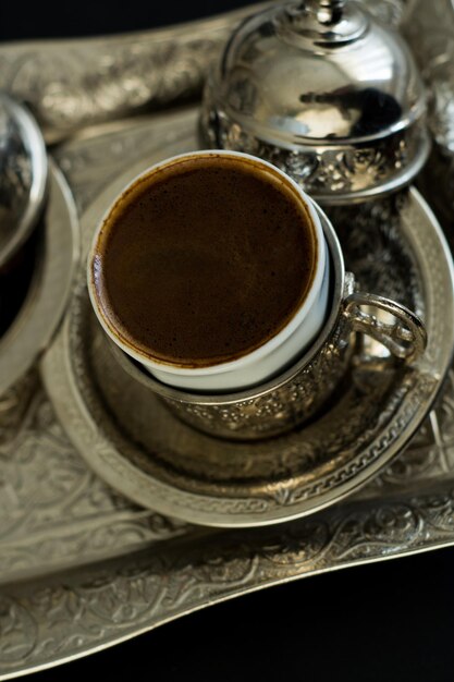 テーブル上のコーヒーカップの高角度のビュー