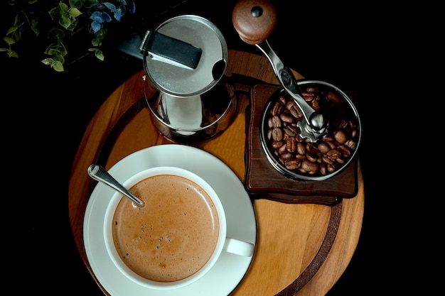 Foto vista ad alto angolo della tazza di caffè sul tavolo