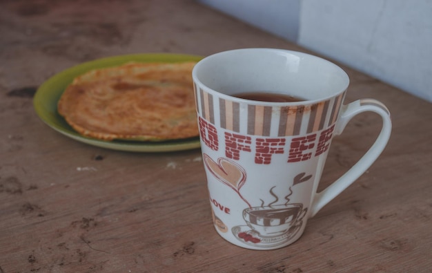 Foto vista ad alto angolo della tazza di caffè sul tavolo